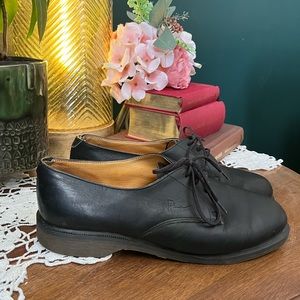 Dr. Marten Black leather Oxford three eyelet shoe.